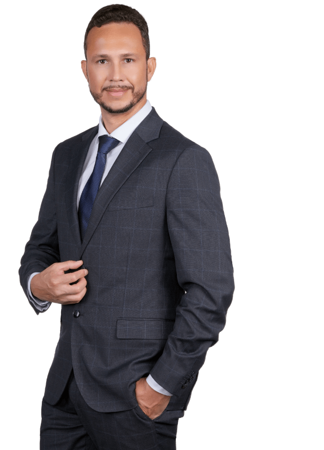 Photo of Leonardo Moura in a suit, smiling confidently.